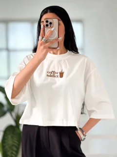 تیشرت کراپ باکسی VIP گلدوزی (Coffee addict)   قیمت هر عدد تیشرت : ۵۹۵۰۰۰ قیمت بسته ۶ عددی :